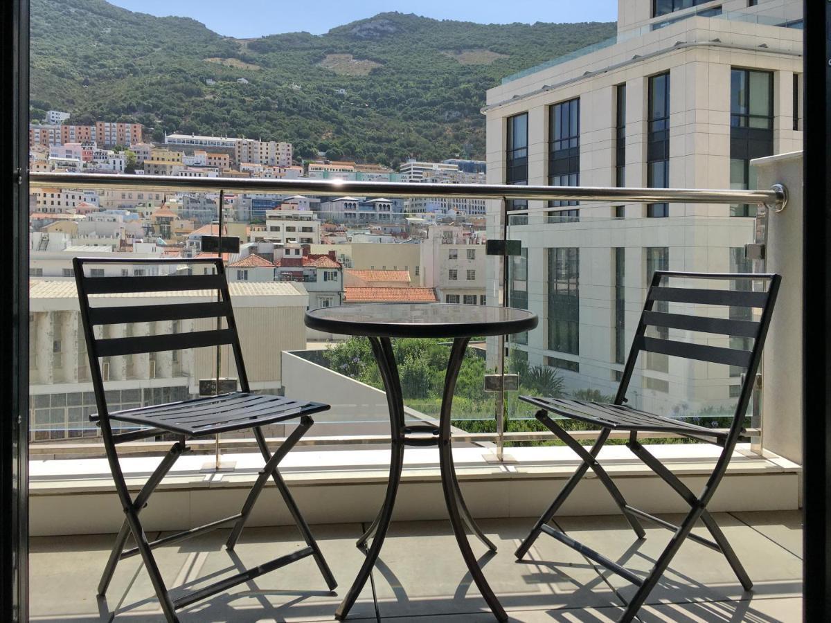 Luxurious Central Apartment With Pool Гибралтар Екстериор снимка